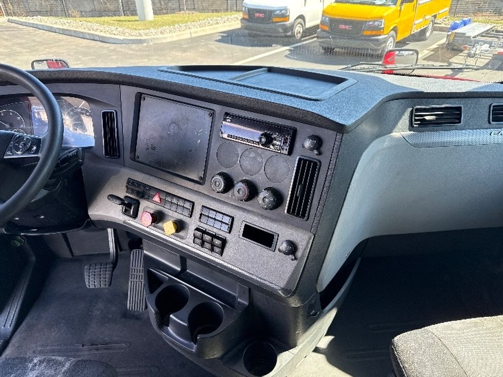 Sleeper Tractor-Heavy Duty Tractors-Freightliner-2019-T12664ST-Linden-NJ-588,171\n\t\tmiles-$ 42,250 - Image 12
