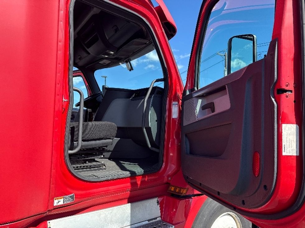 Sleeper Tractor-Heavy Duty Tractors-Freightliner-2019-T12664ST-Linden-NJ-588,171\n\t\tmiles-$ 42,250 - Image 13