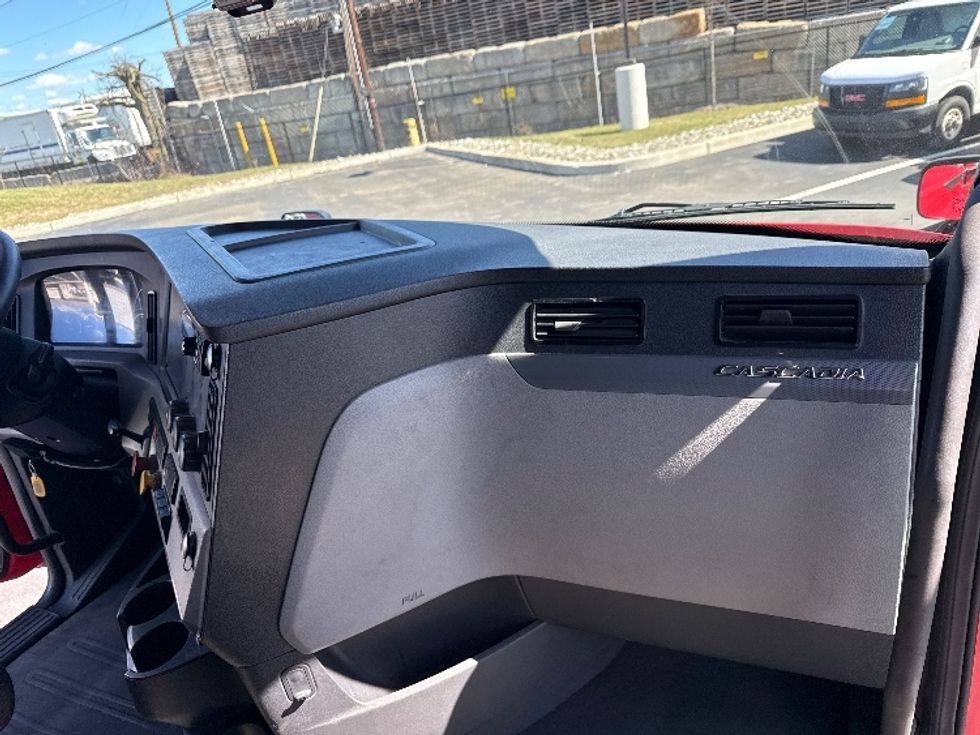 Sleeper Tractor-Heavy Duty Tractors-Freightliner-2019-T12664ST-Linden-NJ-588,171\n\t\tmiles-$ 42,250 - Image 14