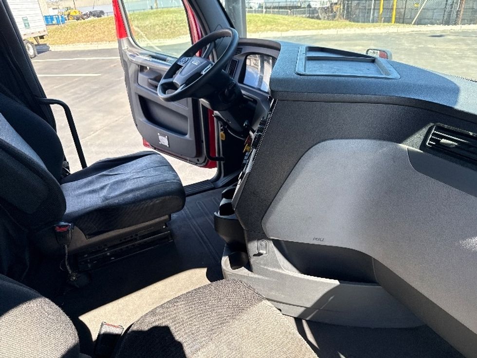 Sleeper Tractor-Heavy Duty Tractors-Freightliner-2019-T12664ST-Linden-NJ-588,171\n\t\tmiles-$ 42,250 - Image 15