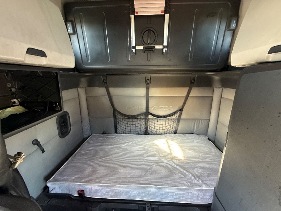 Sleeper Tractor-Heavy Duty Tractors-Freightliner-2019-T12664ST-Linden-NJ-588,171\n\t\tmiles-$ 42,250 - Image 16