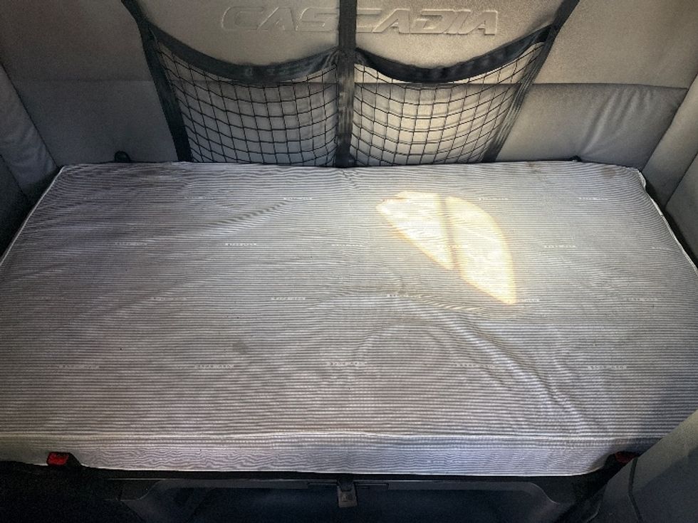 Sleeper Tractor-Heavy Duty Tractors-Freightliner-2019-T12664ST-Linden-NJ-588,171\n\t\tmiles-$ 42,250 - Image 17