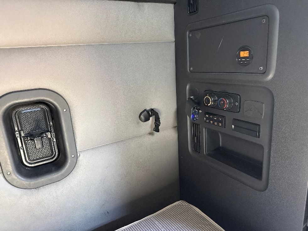 Sleeper Tractor-Heavy Duty Tractors-Freightliner-2019-T12664ST-Linden-NJ-588,171\n\t\tmiles-$ 42,250 - Image 18