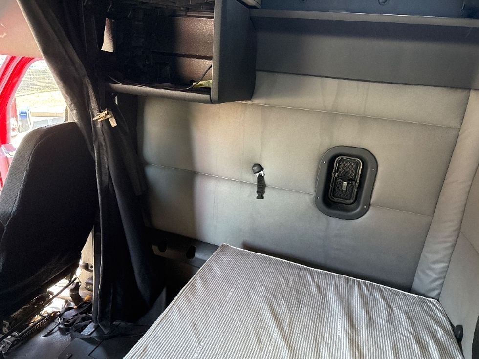 Sleeper Tractor-Heavy Duty Tractors-Freightliner-2019-T12664ST-Linden-NJ-588,171\n\t\tmiles-$ 42,250 - Image 19