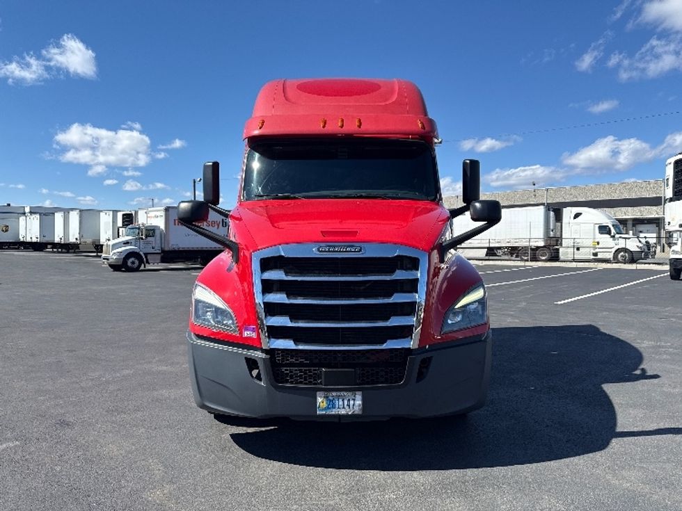 Sleeper Tractor-Heavy Duty Tractors-Freightliner-2019-T12664ST-Linden-NJ-588,171\n\t\tmiles-$ 42,250 - Image 2