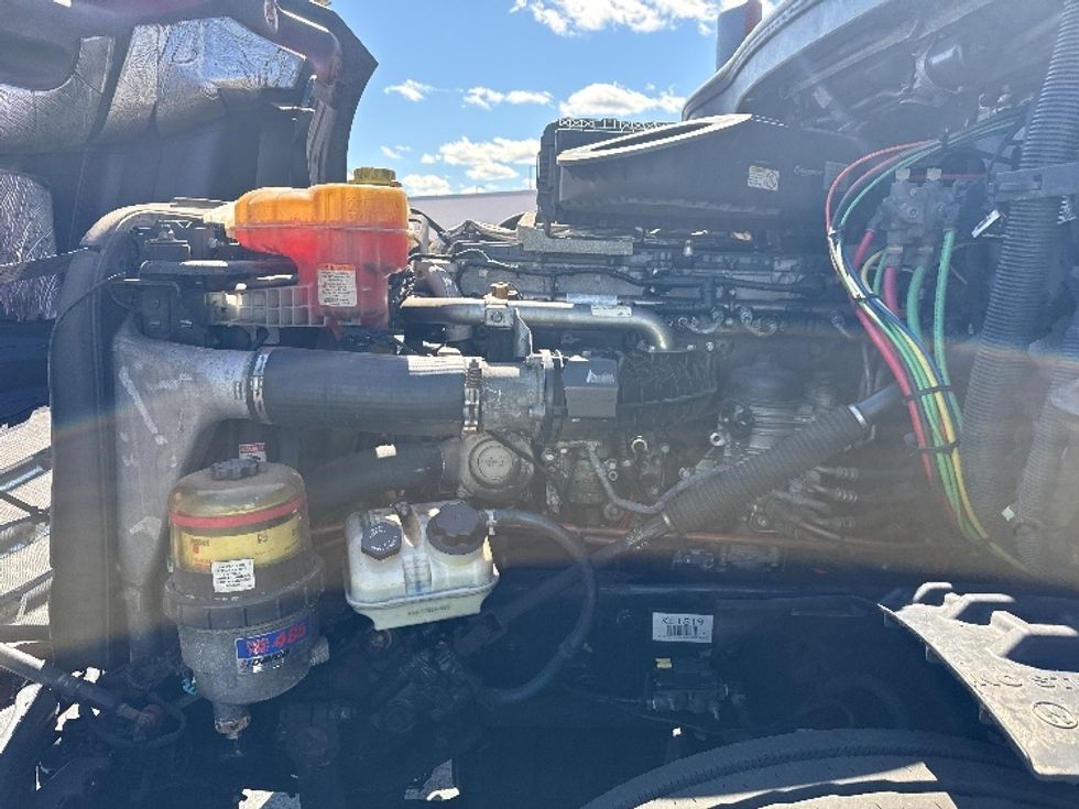 Sleeper Tractor-Heavy Duty Tractors-Freightliner-2019-T12664ST-Linden-NJ-588,171\n\t\tmiles-$ 42,250 - Image 21