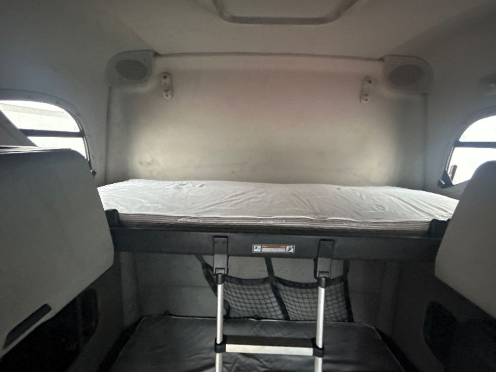 Sleeper Tractor-Heavy Duty Tractors-Freightliner-2019-T12664ST-Linden-NJ-588,171\n\t\tmiles-$ 42,250 - Image 22