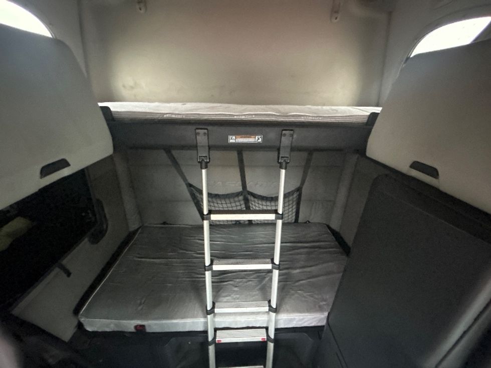Sleeper Tractor-Heavy Duty Tractors-Freightliner-2019-T12664ST-Linden-NJ-588,171\n\t\tmiles-$ 42,250 - Image 23