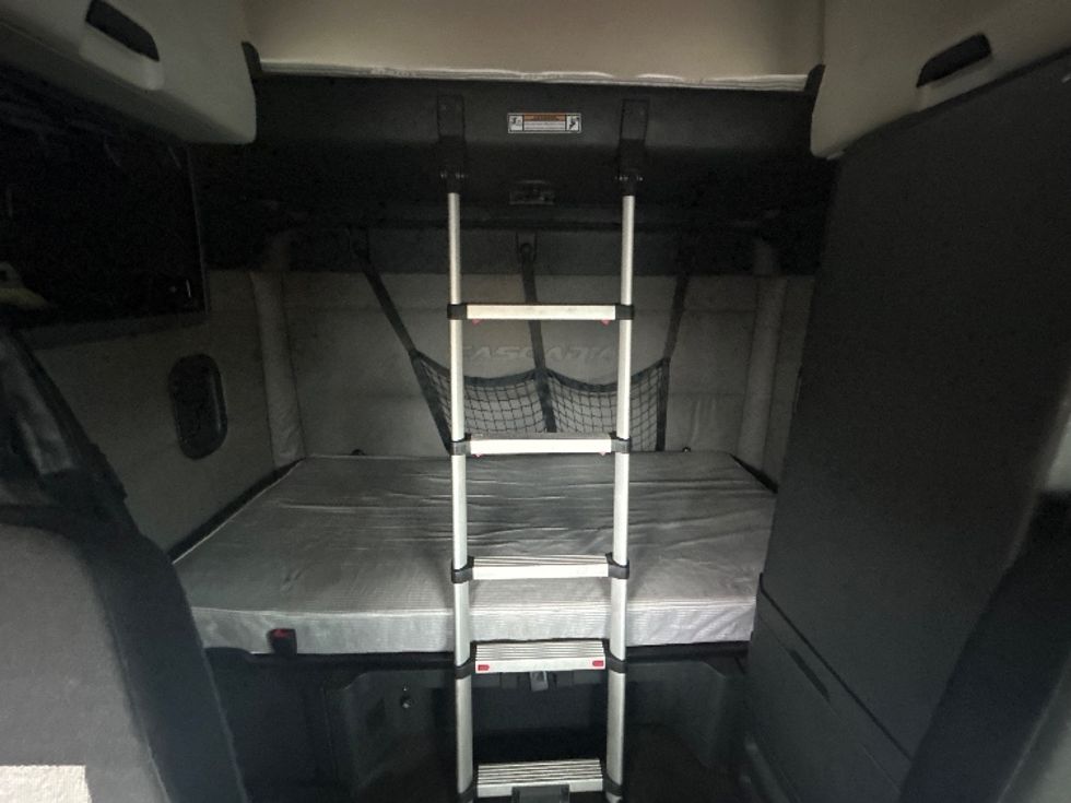 Sleeper Tractor-Heavy Duty Tractors-Freightliner-2019-T12664ST-Linden-NJ-588,171\n\t\tmiles-$ 42,250 - Image 24