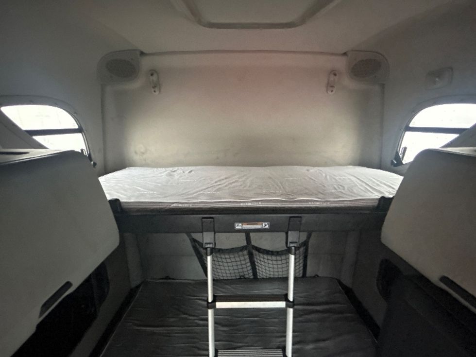 Sleeper Tractor-Heavy Duty Tractors-Freightliner-2019-T12664ST-Linden-NJ-588,171\n\t\tmiles-$ 42,250 - Image 25