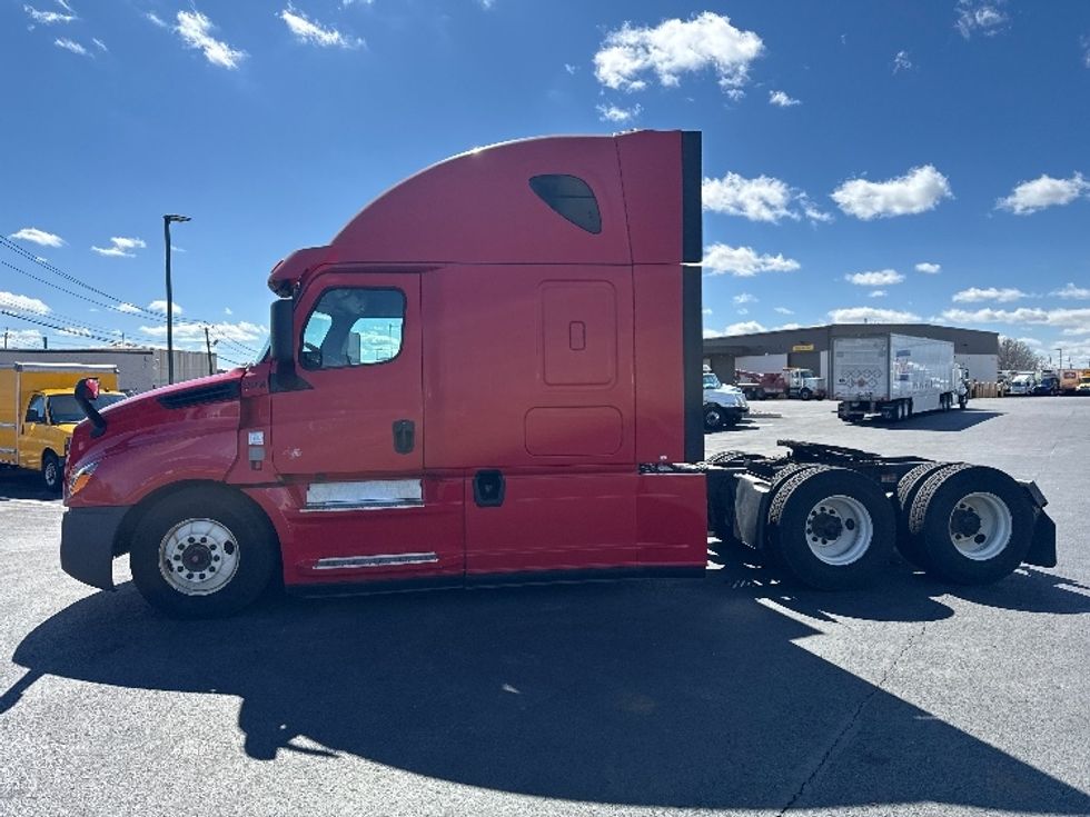 Sleeper Tractor-Heavy Duty Tractors-Freightliner-2019-T12664ST-Linden-NJ-588,171\n\t\tmiles-$ 42,250 - Image 4
