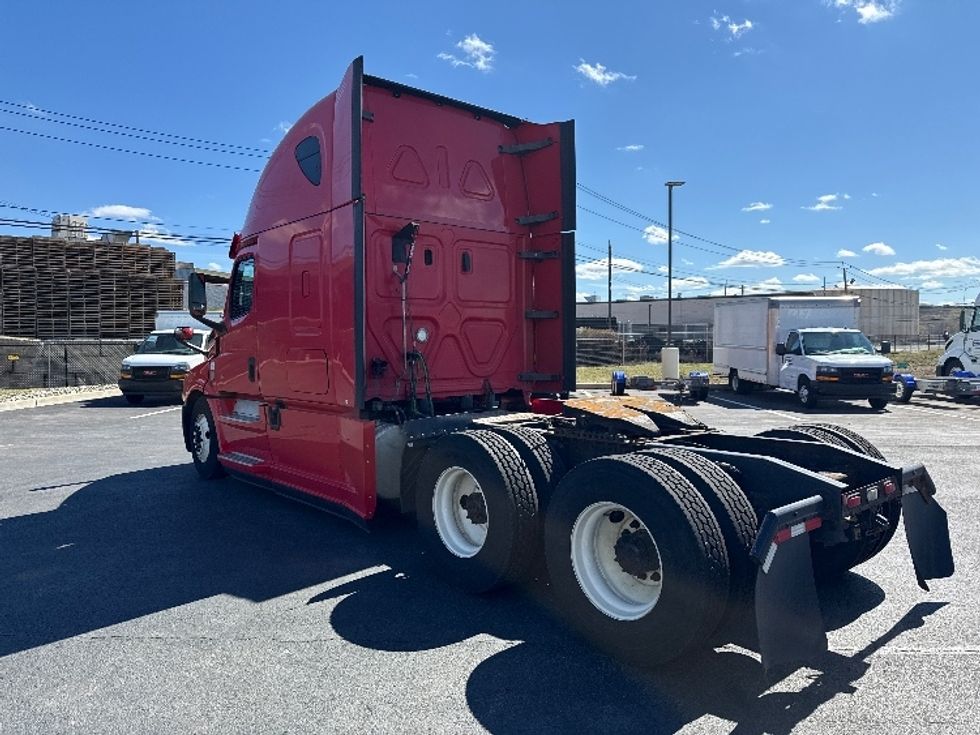 Sleeper Tractor-Heavy Duty Tractors-Freightliner-2019-T12664ST-Linden-NJ-588,171\n\t\tmiles-$ 42,250 - Image 5