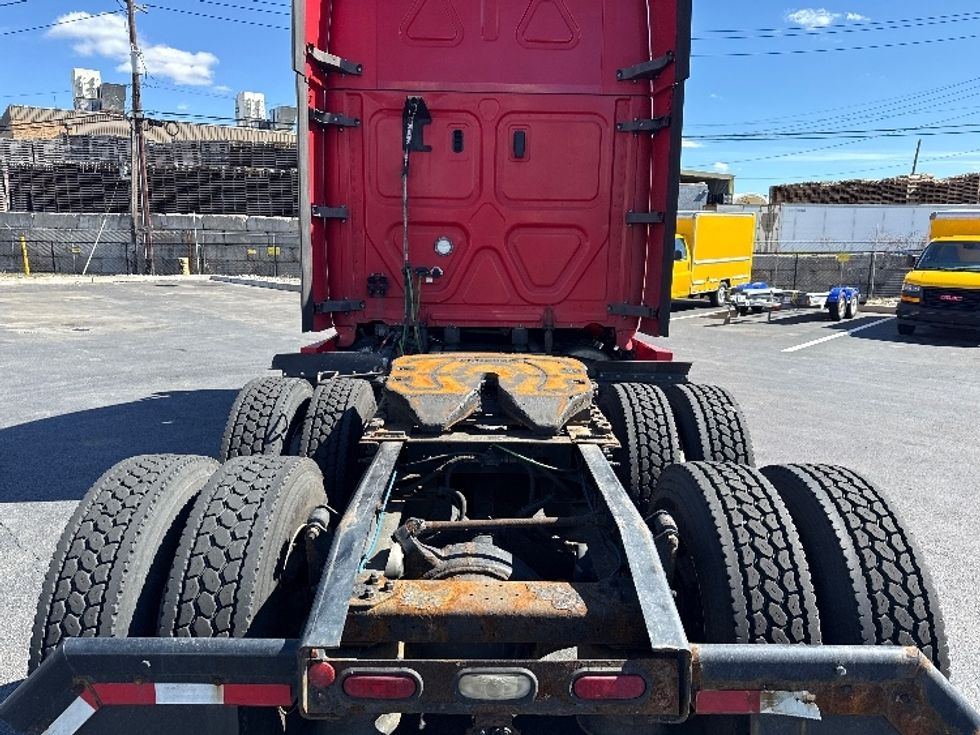 Sleeper Tractor-Heavy Duty Tractors-Freightliner-2019-T12664ST-Linden-NJ-588,171\n\t\tmiles-$ 42,250 - Image 6