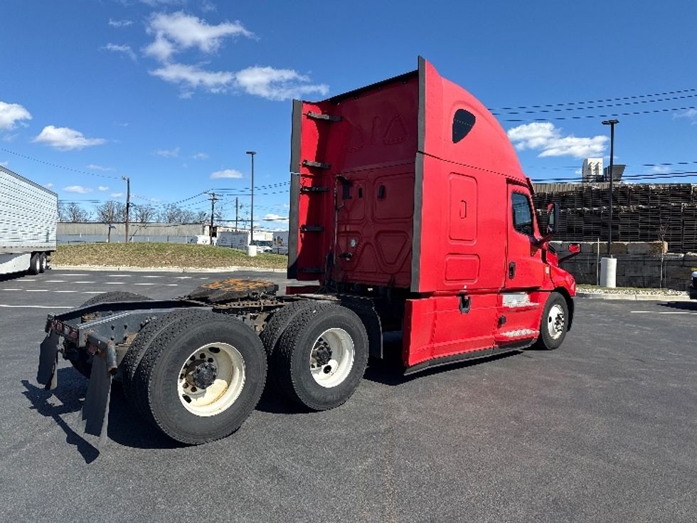 Sleeper Tractor-Heavy Duty Tractors-Freightliner-2019-T12664ST-Linden-NJ-588,171\n\t\tmiles-$ 42,250 - Image 7