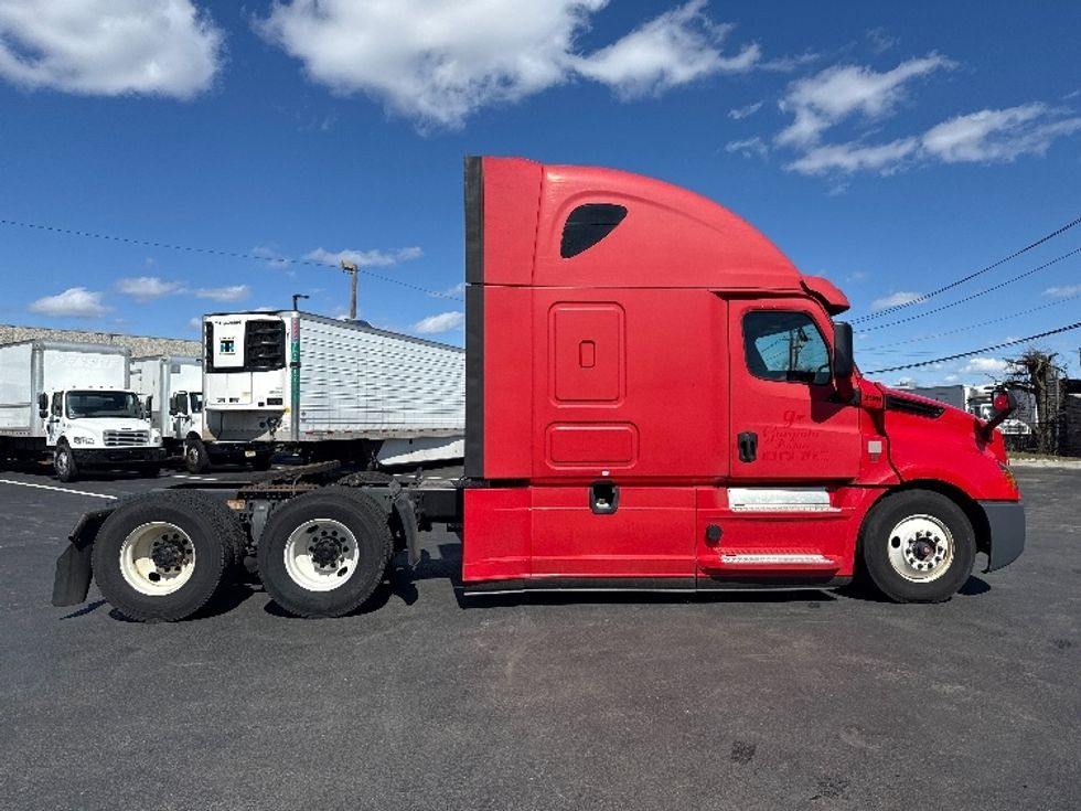 Sleeper Tractor-Heavy Duty Tractors-Freightliner-2019-T12664ST-Linden-NJ-588,171\n\t\tmiles-$ 42,250 - Image 8