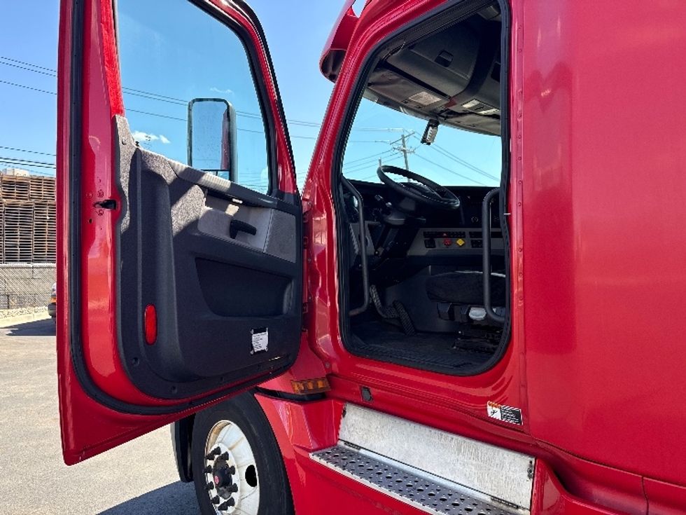 Sleeper Tractor-Heavy Duty Tractors-Freightliner-2019-T12664ST-Linden-NJ-588,171\n\t\tmiles-$ 42,250 - Image 9