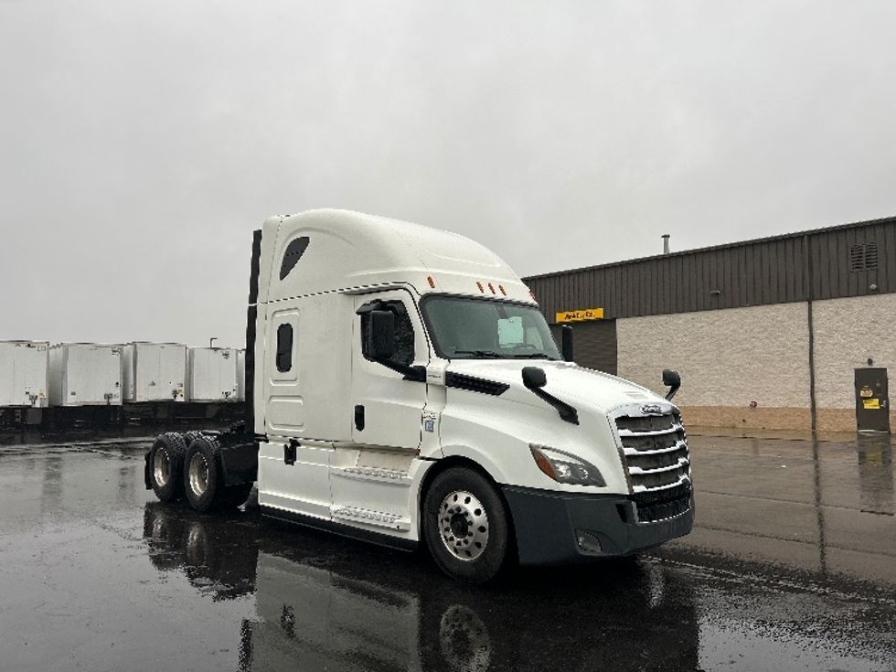 Sleeper Tractor-Heavy Duty Tractors-Freightliner-2019-T12664ST-Londonderry-NH-341,346\n\t\tmiles-$ 67,250 - Image 1