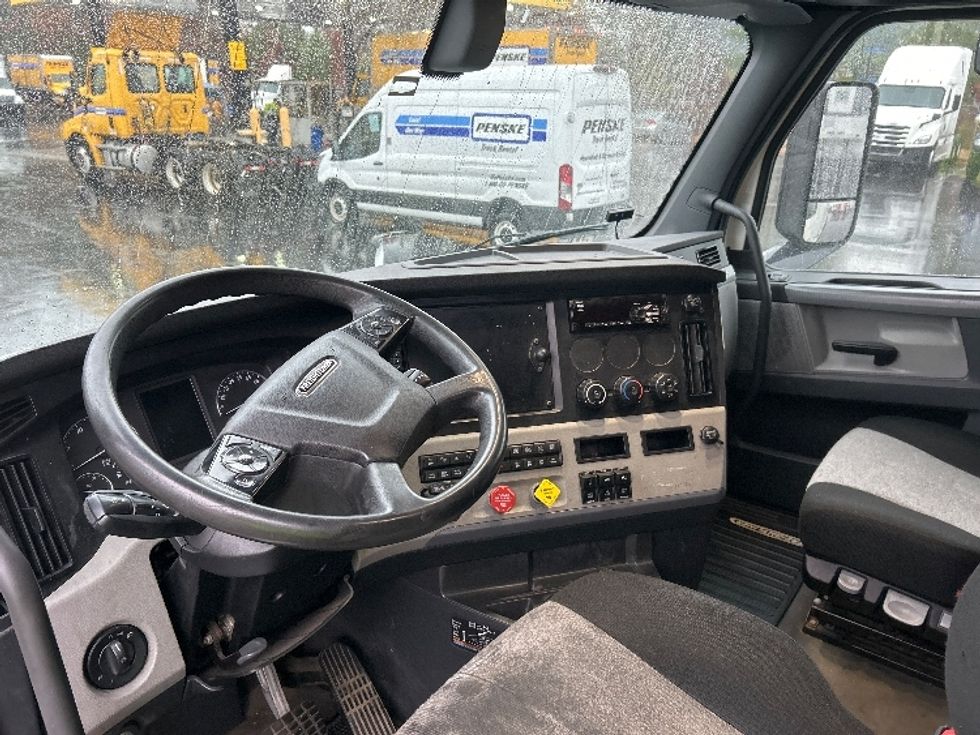 Sleeper Tractor-Heavy Duty Tractors-Freightliner-2019-T12664ST-Londonderry-NH-341,346\n\t\tmiles-$ 67,250 - Image 10