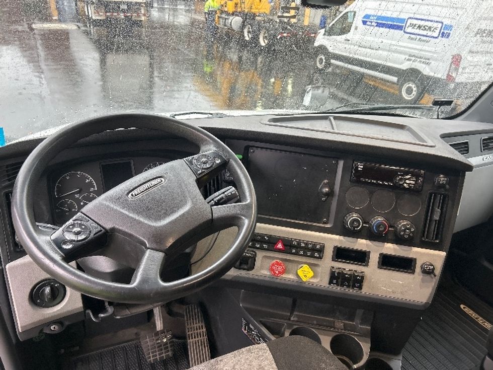 Sleeper Tractor-Heavy Duty Tractors-Freightliner-2019-T12664ST-Londonderry-NH-341,346\n\t\tmiles-$ 67,250 - Image 11