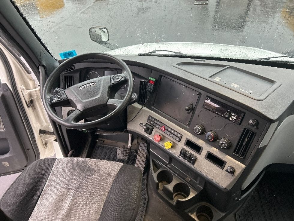 Sleeper Tractor-Heavy Duty Tractors-Freightliner-2019-T12664ST-Londonderry-NH-341,346\n\t\tmiles-$ 67,250 - Image 12