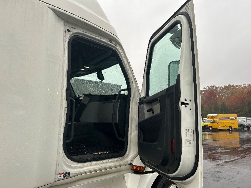 Sleeper Tractor-Heavy Duty Tractors-Freightliner-2019-T12664ST-Londonderry-NH-341,346\n\t\tmiles-$ 67,250 - Image 13