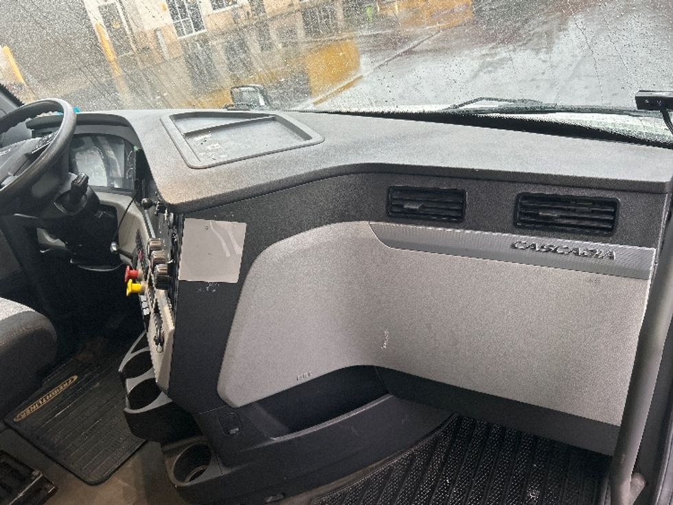 Sleeper Tractor-Heavy Duty Tractors-Freightliner-2019-T12664ST-Londonderry-NH-341,346\n\t\tmiles-$ 67,250 - Image 14