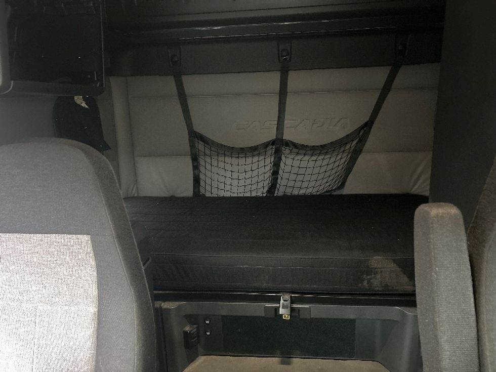 Sleeper Tractor-Heavy Duty Tractors-Freightliner-2019-T12664ST-Londonderry-NH-341,346\n\t\tmiles-$ 67,250 - Image 16