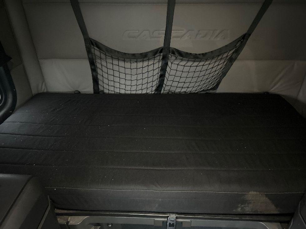 Sleeper Tractor-Heavy Duty Tractors-Freightliner-2019-T12664ST-Londonderry-NH-341,346\n\t\tmiles-$ 67,250 - Image 17