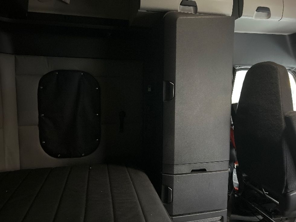 Sleeper Tractor-Heavy Duty Tractors-Freightliner-2019-T12664ST-Londonderry-NH-341,346\n\t\tmiles-$ 67,250 - Image 18