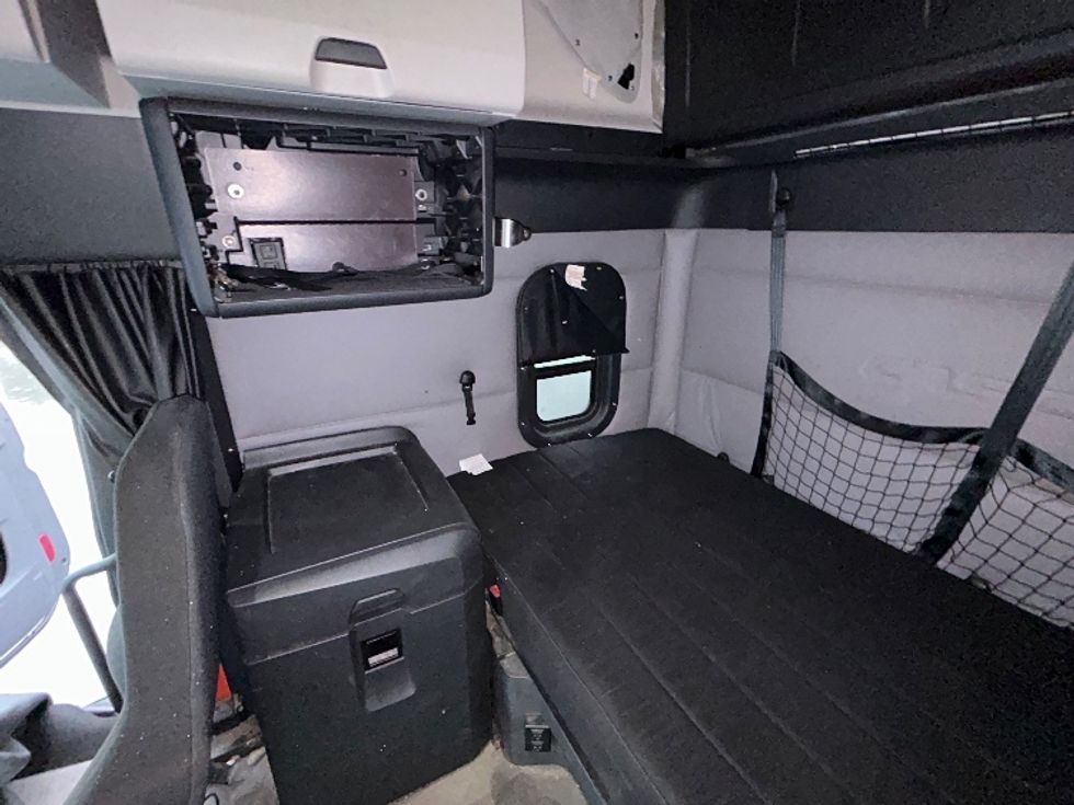 Sleeper Tractor-Heavy Duty Tractors-Freightliner-2019-T12664ST-Londonderry-NH-341,346\n\t\tmiles-$ 67,250 - Image 19