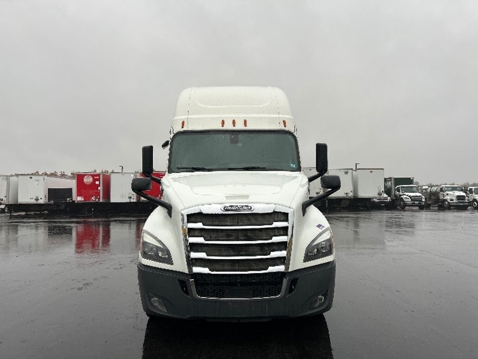 2019 Freightliner Cascadia 126" Sleeper Cab photo 2