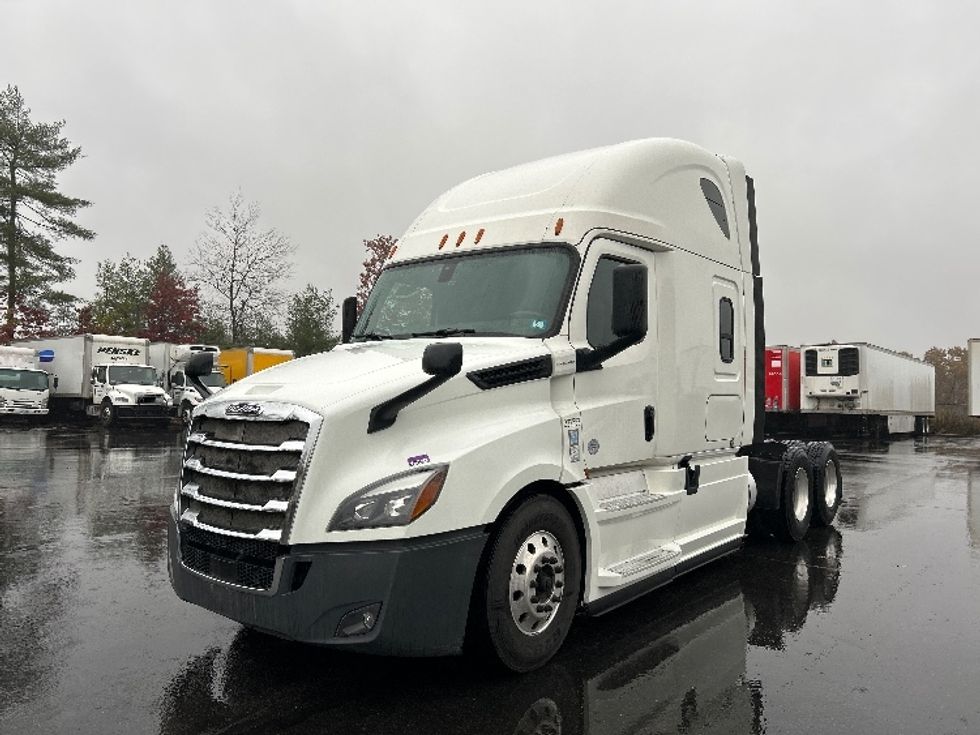 2019 Freightliner Cascadia 126" Sleeper Cab photo 3