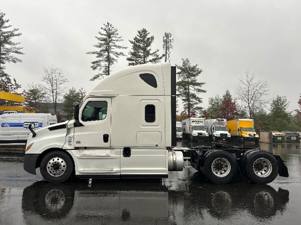 2019 Freightliner Cascadia 126" Sleeper Cab photo 4