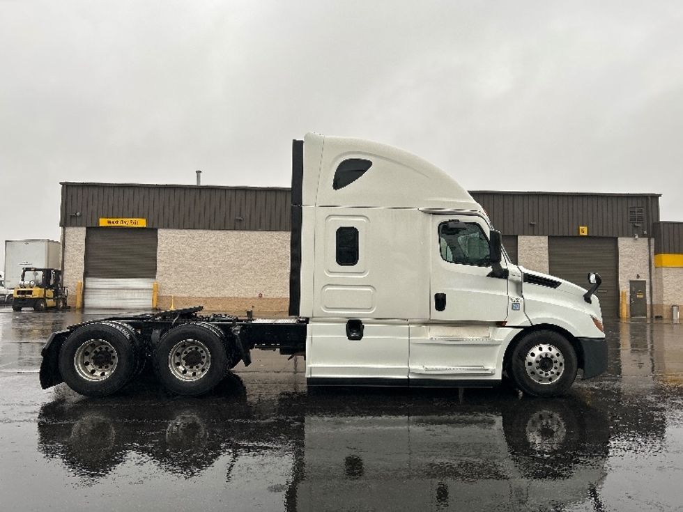 Sleeper Tractor-Heavy Duty Tractors-Freightliner-2019-T12664ST-Londonderry-NH-341,346\n\t\tmiles-$ 67,250 - Image 8