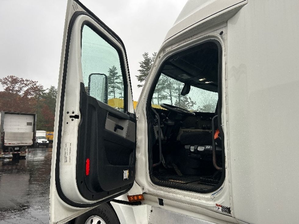 Sleeper Tractor-Heavy Duty Tractors-Freightliner-2019-T12664ST-Londonderry-NH-341,346\n\t\tmiles-$ 67,250 - Image 9