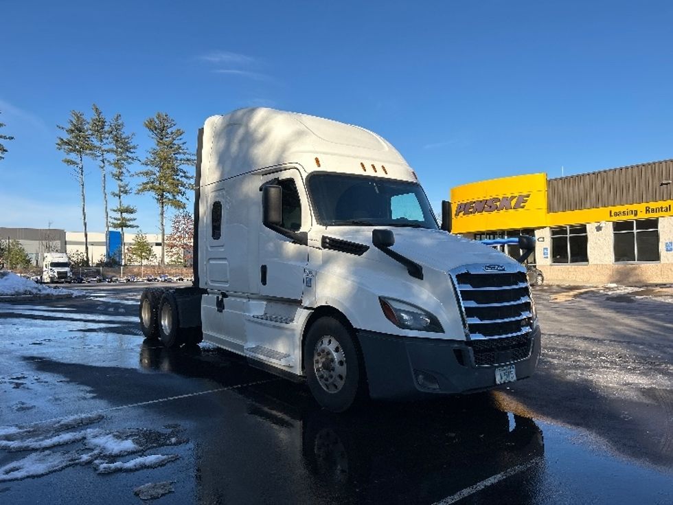Sleeper Tractor-Heavy Duty Tractors-Freightliner-2019-T12664ST-Londonderry-NH-401,726\n\t\tmiles-$ 60,750 - Image 1
