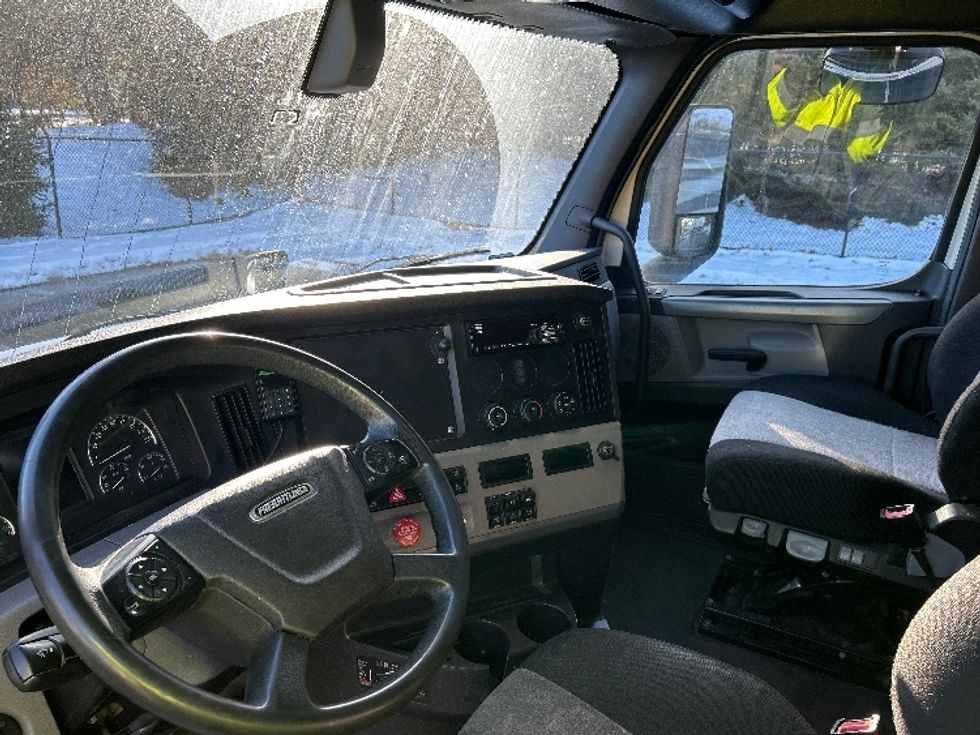 Sleeper Tractor-Heavy Duty Tractors-Freightliner-2019-T12664ST-Londonderry-NH-401,726\n\t\tmiles-$ 60,750 - Image 10