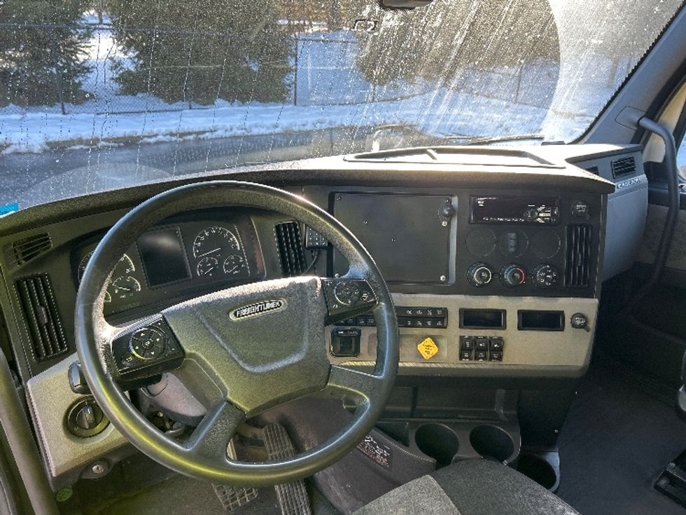 Sleeper Tractor-Heavy Duty Tractors-Freightliner-2019-T12664ST-Londonderry-NH-401,726\n\t\tmiles-$ 60,750 - Image 11