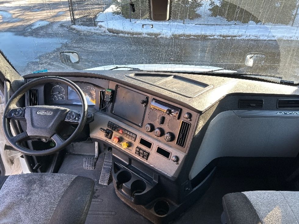 Sleeper Tractor-Heavy Duty Tractors-Freightliner-2019-T12664ST-Londonderry-NH-401,726\n\t\tmiles-$ 60,750 - Image 12