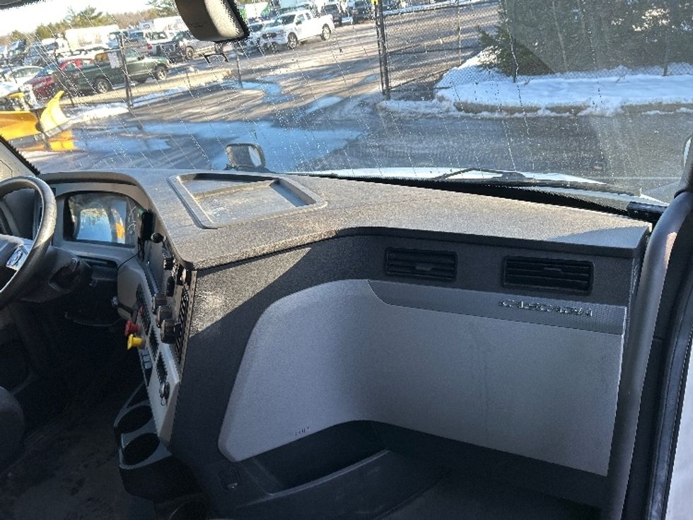 Sleeper Tractor-Heavy Duty Tractors-Freightliner-2019-T12664ST-Londonderry-NH-401,726\n\t\tmiles-$ 60,750 - Image 14