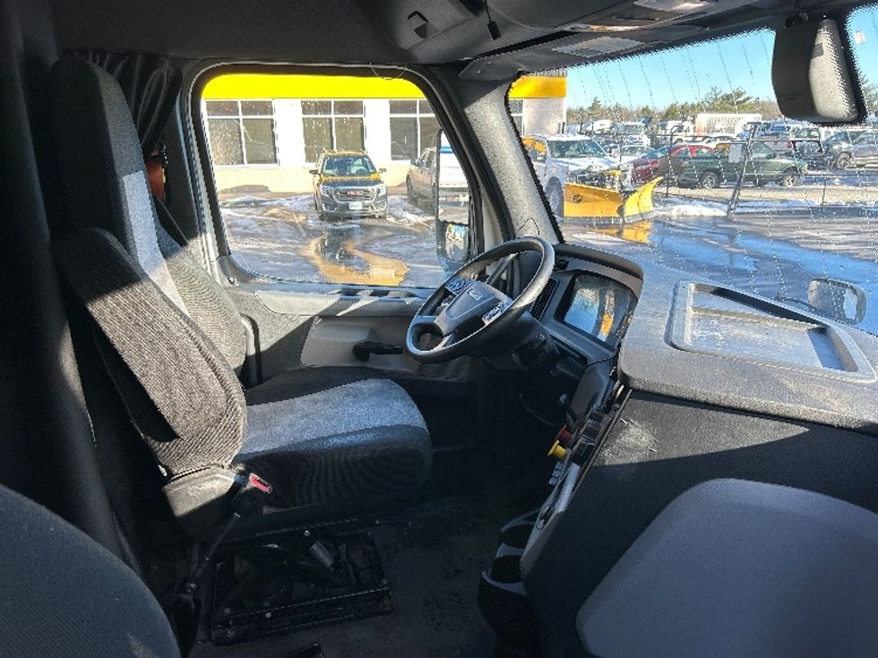 Sleeper Tractor-Heavy Duty Tractors-Freightliner-2019-T12664ST-Londonderry-NH-401,726\n\t\tmiles-$ 60,750 - Image 15