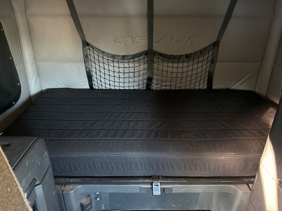 Sleeper Tractor-Heavy Duty Tractors-Freightliner-2019-T12664ST-Londonderry-NH-401,726\n\t\tmiles-$ 60,750 - Image 16