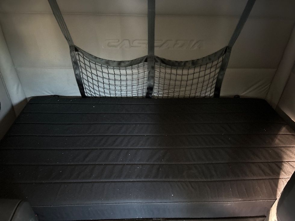 Sleeper Tractor-Heavy Duty Tractors-Freightliner-2019-T12664ST-Londonderry-NH-401,726\n\t\tmiles-$ 60,750 - Image 17