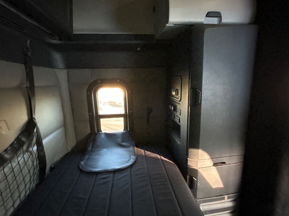 Sleeper Tractor-Heavy Duty Tractors-Freightliner-2019-T12664ST-Londonderry-NH-401,726\n\t\tmiles-$ 60,750 - Image 18