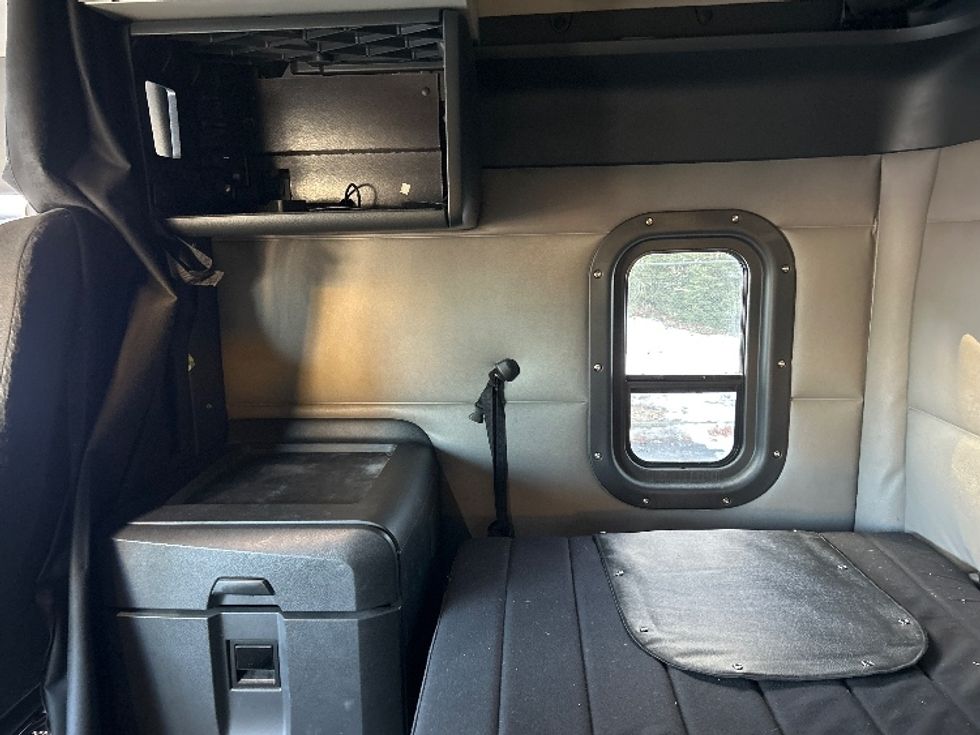 Sleeper Tractor-Heavy Duty Tractors-Freightliner-2019-T12664ST-Londonderry-NH-401,726\n\t\tmiles-$ 60,750 - Image 19