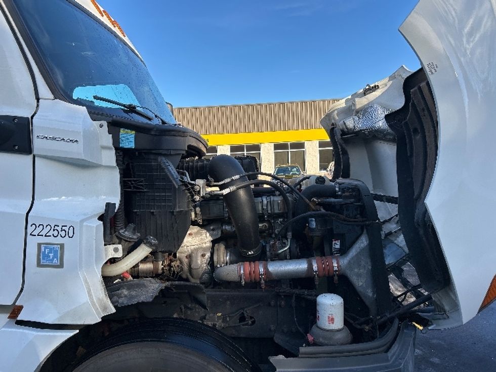 Sleeper Tractor-Heavy Duty Tractors-Freightliner-2019-T12664ST-Londonderry-NH-401,726\n\t\tmiles-$ 60,750 - Image 20