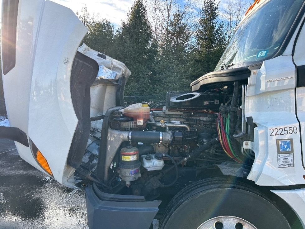 Sleeper Tractor-Heavy Duty Tractors-Freightliner-2019-T12664ST-Londonderry-NH-401,726\n\t\tmiles-$ 60,750 - Image 21