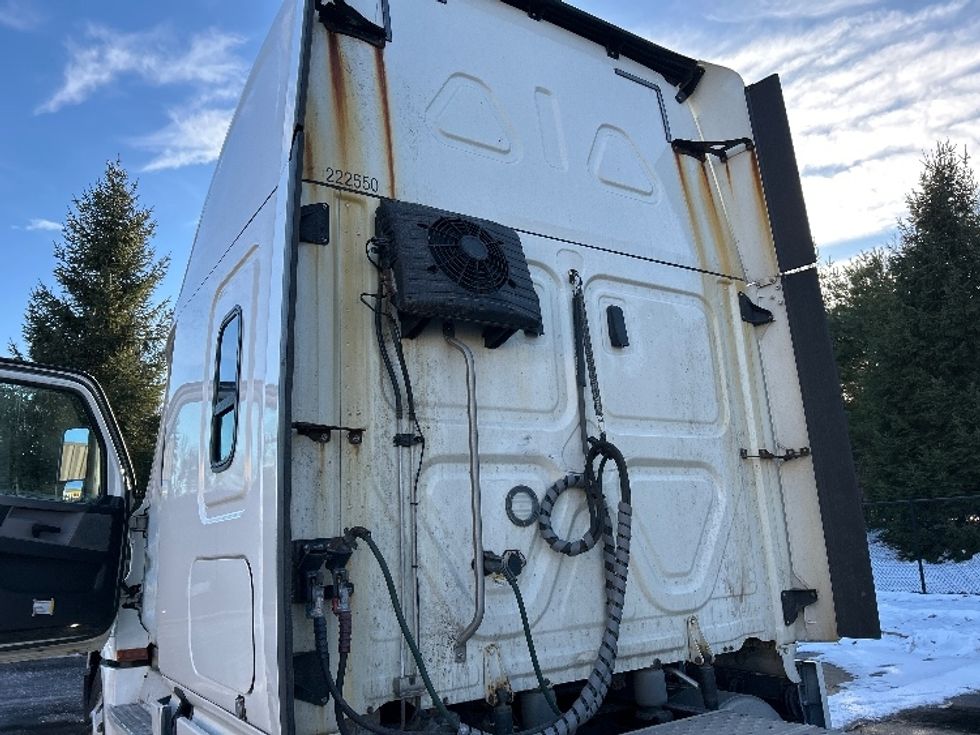 Sleeper Tractor-Heavy Duty Tractors-Freightliner-2019-T12664ST-Londonderry-NH-401,726\n\t\tmiles-$ 60,750 - Image 22