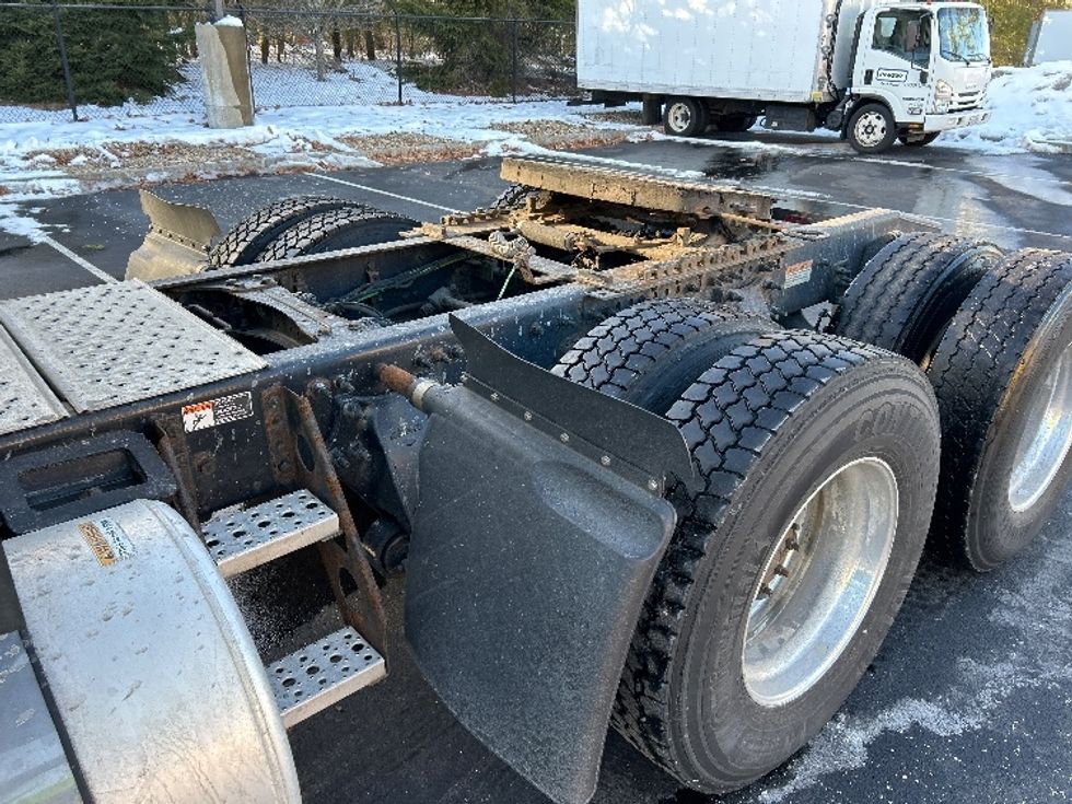 Sleeper Tractor-Heavy Duty Tractors-Freightliner-2019-T12664ST-Londonderry-NH-401,726\n\t\tmiles-$ 60,750 - Image 23