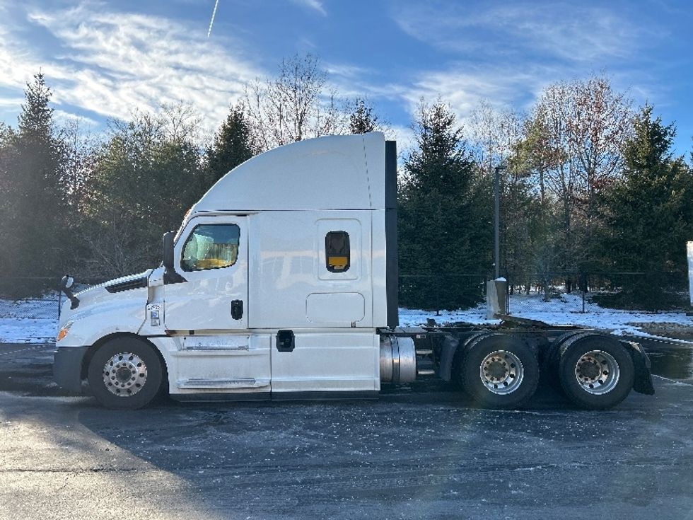 Sleeper Tractor-Heavy Duty Tractors-Freightliner-2019-T12664ST-Londonderry-NH-401,726\n\t\tmiles-$ 60,750 - Image 4
